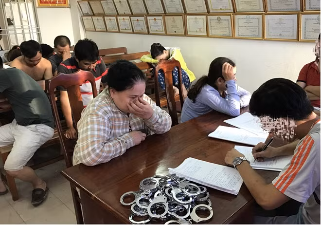 Các đối tượng đánh bạc bị đưa về cơ quan Công an.