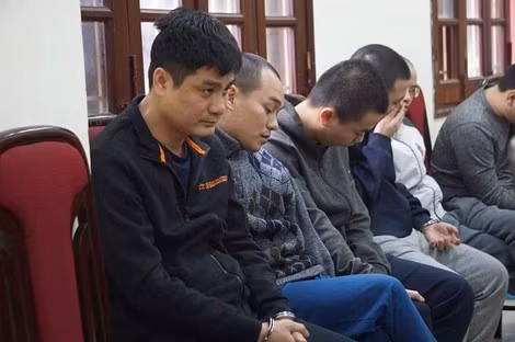 Phí Văn Huấn (ngoài cùng bên trái). Phí Văn Huấn (ngoài cùng bên trái).