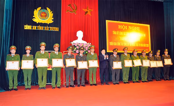 Chủ tịch UBND tỉnh Nguyễn Dương Thái trao khen cho các cá nhân có thành tích xuất sắc trong phong trào thi đua “Vì an ninh Tổ Quốc” năm 2019