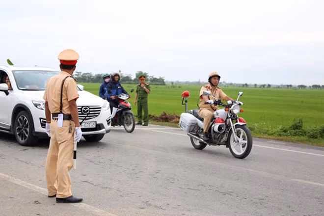 Hành trình linh cữu Chủ tịch nước từ Hà Nội về quê nhà, khi qua cầu Non Nước (TP Ninh Bình) đoàn xe nghi lễ đi trên đường Lương Văn Thăng - Trần Hưng Đạo - cầu Lim - Quốc lộ 10 rồi thẳng tiến về huyện Kim Sơn, quê xã Quang Thiện - nơi an táng Chủ tịch nước.
