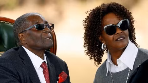 Vợ chồng cựu Tổng thống Robert Mugabe tại cuộc họp báo hôm 29-7. Vợ chồng cựu Tổng thống Robert Mugabe tại cuộc họp báo hôm 29-7.
