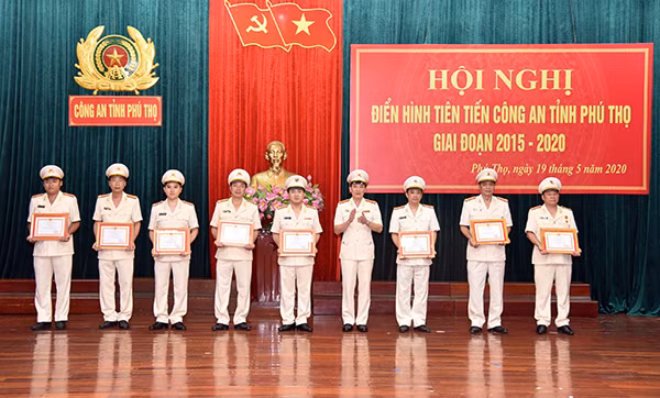Đại tá Phạm trường Giang – Giám đốc Công an tỉnh Phú Thọ trao tặng giấy khen cho các tập thể, cá nhân