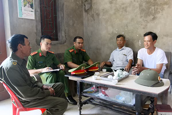 Công an xã Bình Sơn, thành phố Sông Công (Thái Nguyên) thường xuyên xuống địa bàn tuyên truyền pháp luật.