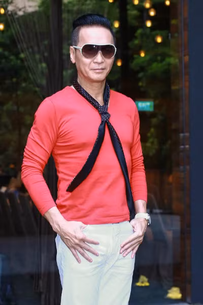 Nguyễn Hưng với trang phục nổi bật ra mắt gameshow mới, trong đó anh đóng vai trò huấn luyện viên, giám khảo.