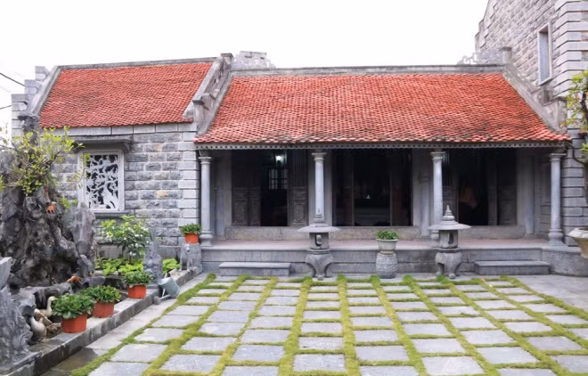 Ngôi nhà tuổi đời trên 100 năm này được xây dựng theo lối kiến trúc đặc trưng vùng đồng bằng Bắc Bộ gồm 3 gian 2 chái. Gian giữa là nơi thờ tự gia tiên, hai bên là phòng tiếp khách, còn hai chái được gia chủ sử dụng làm nơi nghỉ ngơi.