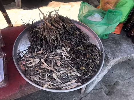 Cá ngựa khô bày bán ở chợ Hàm Ninh.