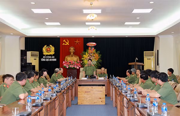 Thứ trưởng Bùi Văn Nam phát biểu chúc mừng Ngày truyền thống lực lượng An ninh nhân dân. Thứ trưởng Bùi Văn Nam phát biểu chúc mừng Ngày truyền thống lực lượng An ninh nhân dân.