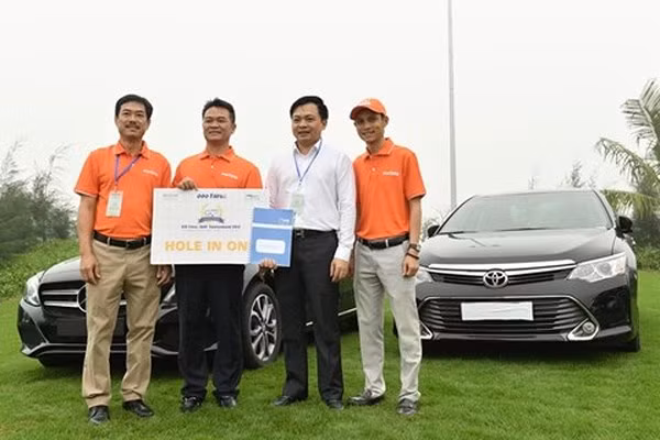 Golfer Nguyễn Văn Quế nhận giải thưởng Golfer Nguyễn Văn Quế nhận giải thưởng