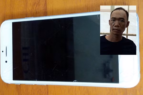 Đối tượng Trần Hữu Vinh và tang vật vụ cướp. Đối tượng Trần Hữu Vinh và tang vật vụ cướp.