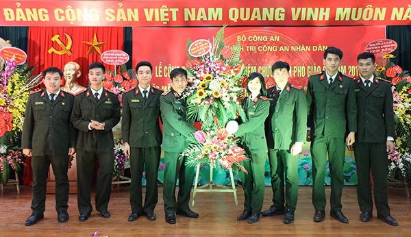 Đại diện học viên tặng hoa chúc mừng thầy cô Học viện Chính trị CAND.