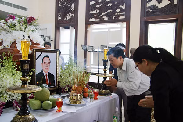 Người dân đến viếng cố Thủ tướng Chính phủ Phan Văn Khải tại nhà riêng của ông. Người dân đến viếng cố Thủ tướng Chính phủ Phan Văn Khải tại nhà riêng của ông.