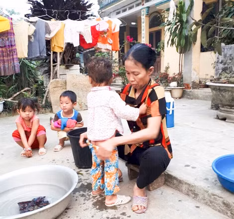 Một ngày tất bật của cô giáo Minh và 4 đứa con nuôi.