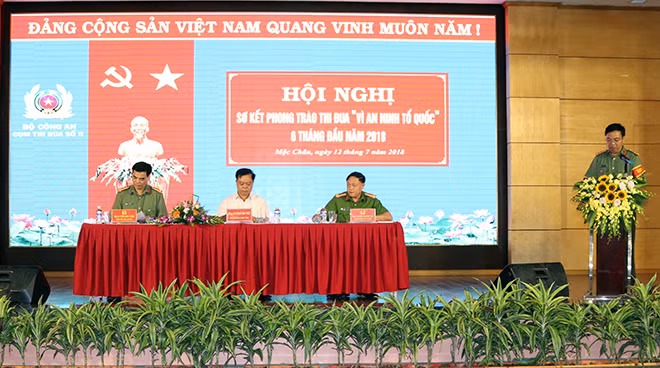 Đ/c Phạm Văn Thủy, Phó Chủ tịch UBND tỉnh (giữa) dự Hội nghị Đ/c Phạm Văn Thủy, Phó Chủ tịch UBND tỉnh (giữa) dự Hội nghị