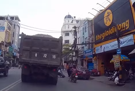 Thót tim hai em nhỏ suýt nằm gầm xe tải.