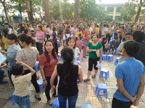 Ngay từ rất sớm phụ huynh đã đến Trường để bày tỏ sự bức xúc về các khoản thu không hợp lý.