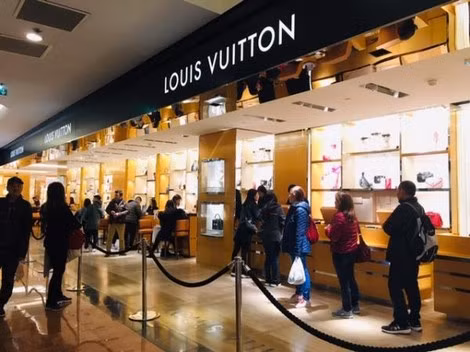 Hiếm khi chỉ có ít khách xếp hàng trước cửa hàng Louis Vuitton như thế này.