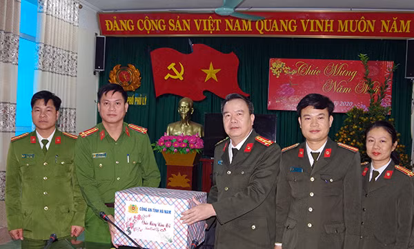 Đại tá Nguyễn Văn Trung - Giám đốc Công an tỉnh tặng quà, chúc Tết lực lượng Công an TP. Phủ Lý.