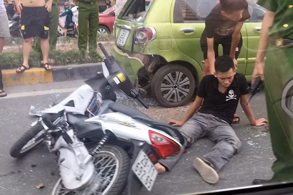 Một trong hai thanh niên đi xe máy sau tai nạn. Ảnh: N.N.Binh