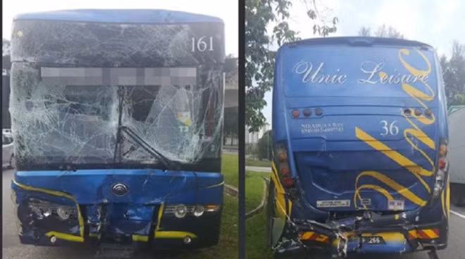 Chiếc xe buýt chở các VĐV gặp nạn trên đường đi thi đấu. Ảnh: Malay Mail Online