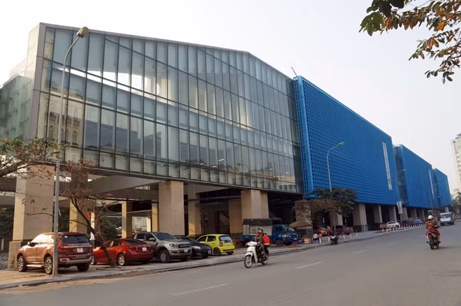 Hiện có 2 phương án giá vé cho tuyến đường sắt Cát Linh - Hà Đông, trong đó ưu tiên phương án với bình quân hành khách đi 5 - 6 km, giá vé 10.000 đồng; nếu đi cự ly ngắn thì giá vé sẽ giảm còn đi cự ly dài hơn thì tăng thêm. Mức vé này được trợ giá của nhà nước, nhằm mục đích thu hút người dân sử dụng phương tiện giao thông công cộng.