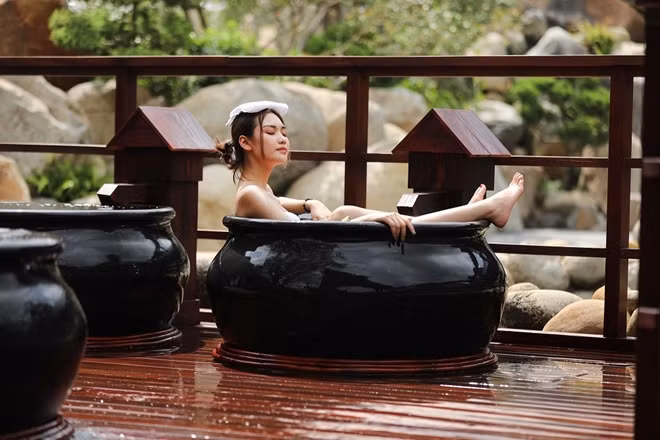 Bể tắm chum tại Yoko Onsen Quang Hanh