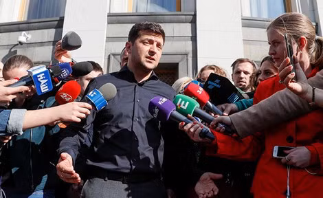 Tổng thống Volodymyr Zelensky trong vòng vây báo chí.