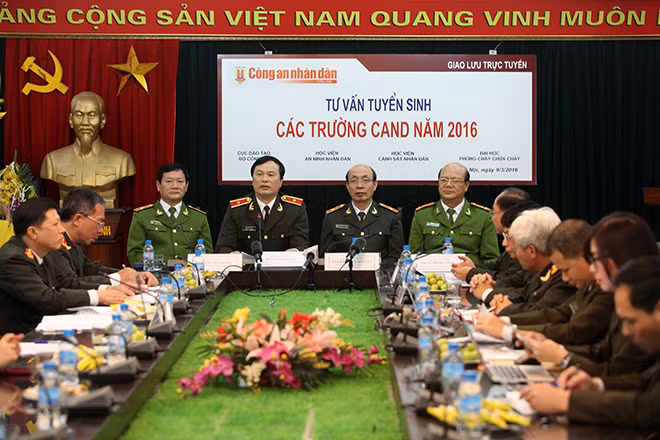 Báo điện tử tổ chức giao lưu trực tuyến tư vấn tuyển sinh các trường CAND.