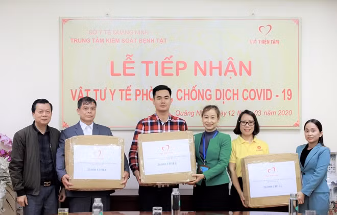 Đại diện Quỹ Thiện Tâm trao tặng 20.000 chiếc khẩu trang cho Trung tâm kiểm soát bệnh tật, Sở Y tế tỉnh Quảng Ninh