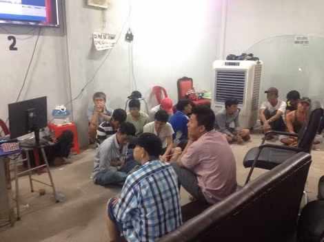 Một số con bạc bị bắt giữ tại chỗ.