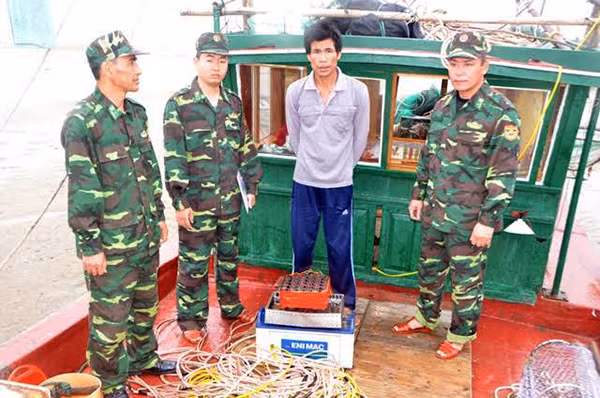 Lực lượng chức năng tuyên truyền và xử lý một trường hợp dùng kích điện khai thác thủy sản.