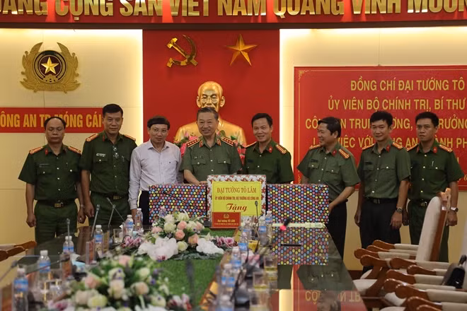 Bộ trưởng Tô Lâm tặng quà cán bộ, chiến sỹ Công an thành phố Móng Cái