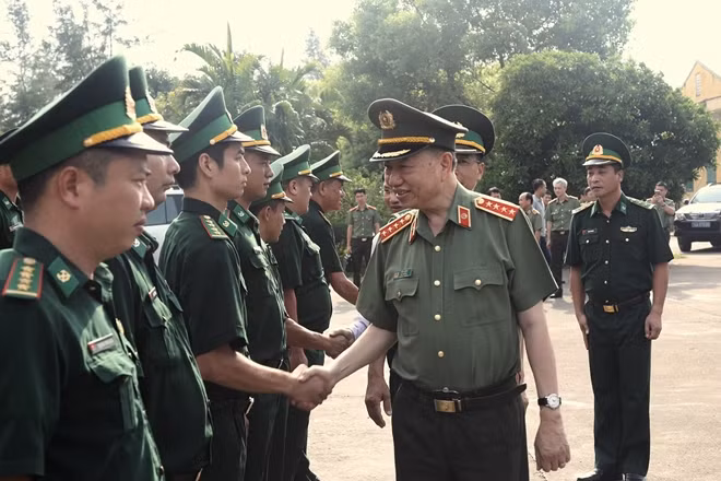 Bộ trưởng Tô Lâm thăm cán bộ, chiến sỹ Đồn Biên phòng Trà Cổ
