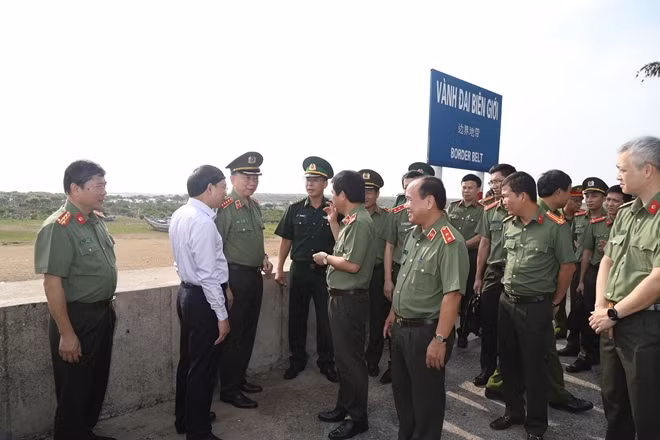 Bộ trưởng Tô Lâm và các đồng chí trong Đoàn công tác tại Vành đai biên giới tỉnh Quảng Ninh