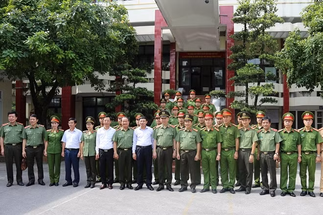Bộ trưởng Tô Lâm thăm hỏi, động viên cán bộ, chiến sỹ Công an thành phố Móng Cái.JPG