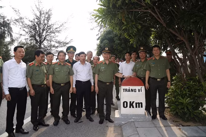 Đoàn công tác chụp ảnh lưu niệm tại Cột mốc số 0 (địa phận thành phố Móng Cái, tỉnh Quảng Ninh)