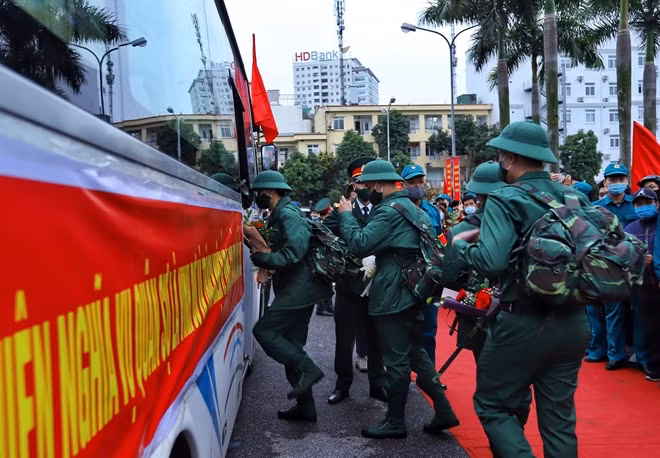 Các tân binh phấn khởi lên đường nhập ngũ.