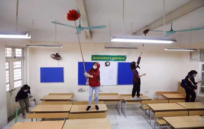 Sau khi các khu vực trong trường được phun khử khuẩn, thầy cô giáo bắt đầu tiến hành vệ sinh từng phòng học, bàn ghế, cho đến những vật dụng liên quan nhà vệ sinh, khu công cộng quanh trường.