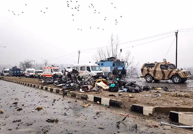 Hiện trường vụ đánh bom xe tại Kashmir hôm 14-2.