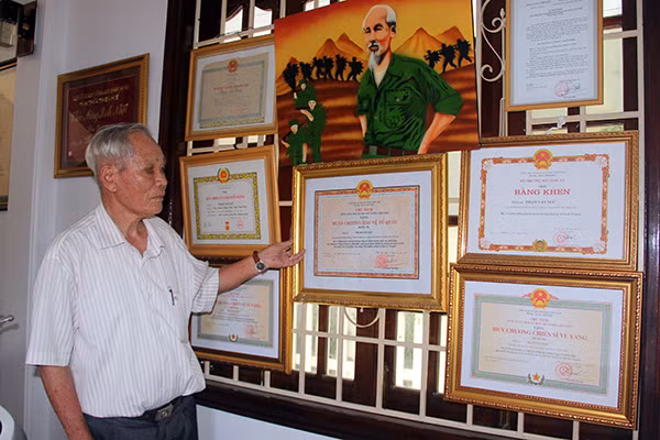 Anh hùng LLVTND Phạm Văn Ngữ với những bằng khen thành tích đạt được trong chiến đấu.