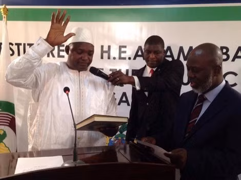 Tổng thống đắc cử Gambia Adama Barrow tuyên thệ nhậm chức