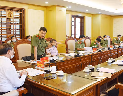 Đồng chí Đại tá Trần Phú Hà, Giám đốc Công an tỉnh báo cáo tình hình, kết quả thực hiện Đề án