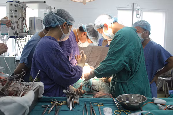 Kíp Phẫu thuật cấp cứu cắt khối chữa cho bệnh nhân