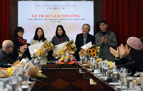 Trao giải cho các tác giả đoạt giải Ba.