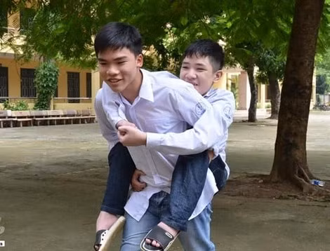 Suốt 4 năm qua, bất kể dù trời nắng hay mưa, Phạm Anh Tú vẫn tình nguyện cõng bạn đến lớp.