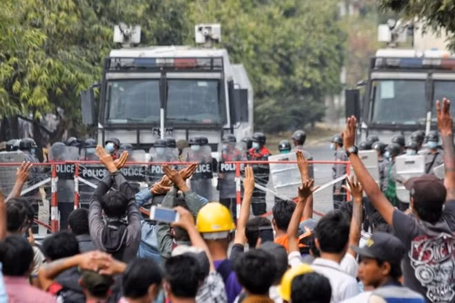 Nhiều người biểu tình phản đối chính biến ở thành phố Mandalay, Myanmar ngày 20/2. Ảnh: Reuters