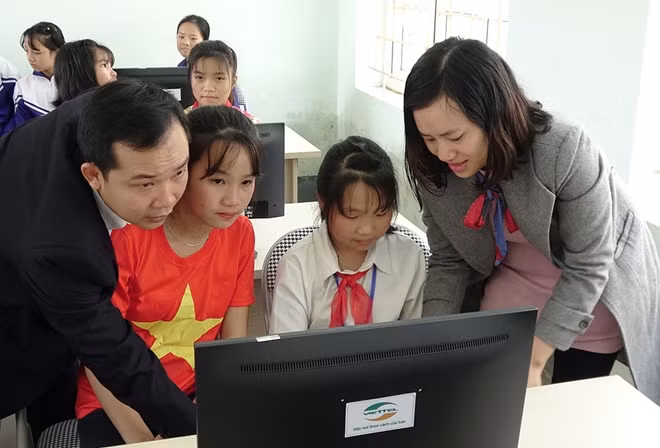 Thầy và trò trường THCS Bán trú Tam Chung (Mường Lát, Thanh Hóa) hào hứng trải nghiệm phòng máy mới