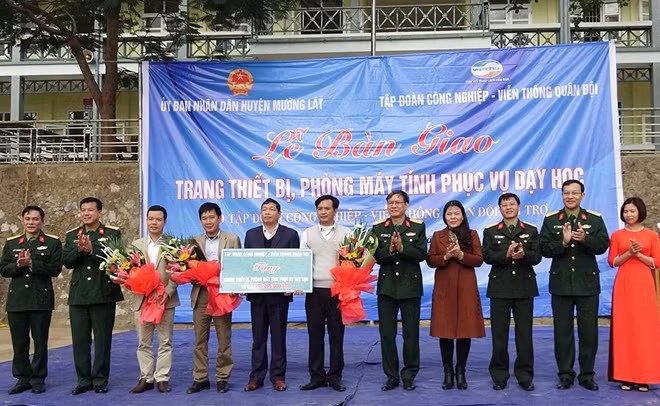 Tập đoàn Công nghiệp-Viễn thông Quân đội bàn giao 3 phòng máy tính và trang thiết bị cho các điểm trường ở huyện Bá Thước, Thanh Hóa