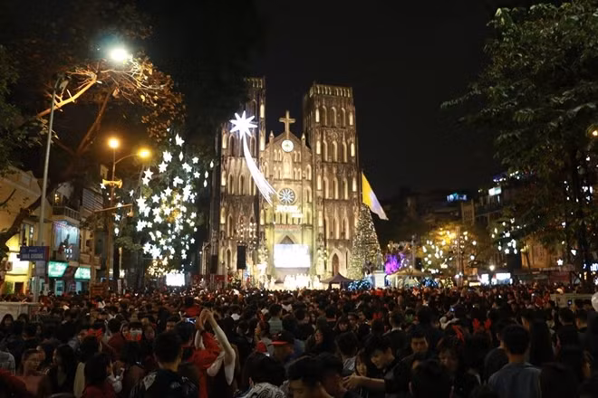 Tối 24-12, nhà thờ Lớn (Hà Nội) chật kín người tới vui chơi, đón lễ Giáng sinh 2018.