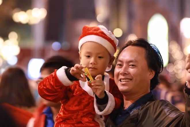 Ông bố hạnh phúc bên ông già Noel của riêng mình.