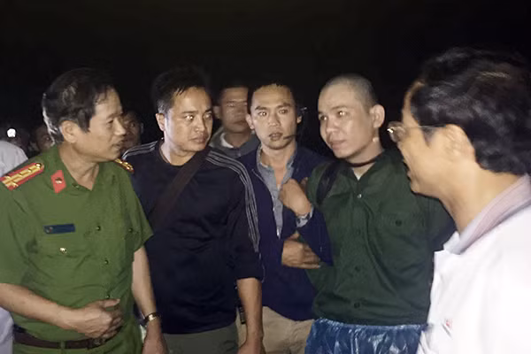 Đối tượng Nguyễn Văn Tình bị lực lượng Công an bắt giữ.
